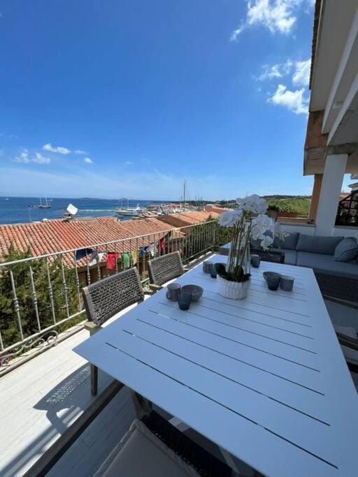 Property building, Natural landscape, View (from property/room), Balcony/Terrace, Dining area, Sea view