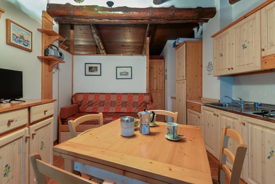 TV and multimedia, Kitchen or kitchenette, Dining area, stove