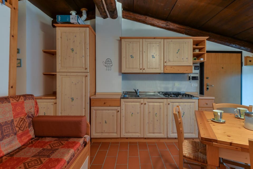 Kitchen or kitchenette, Dining area, stove