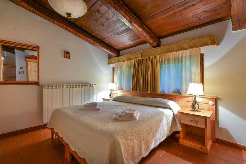 Bed, Bedroom, towels