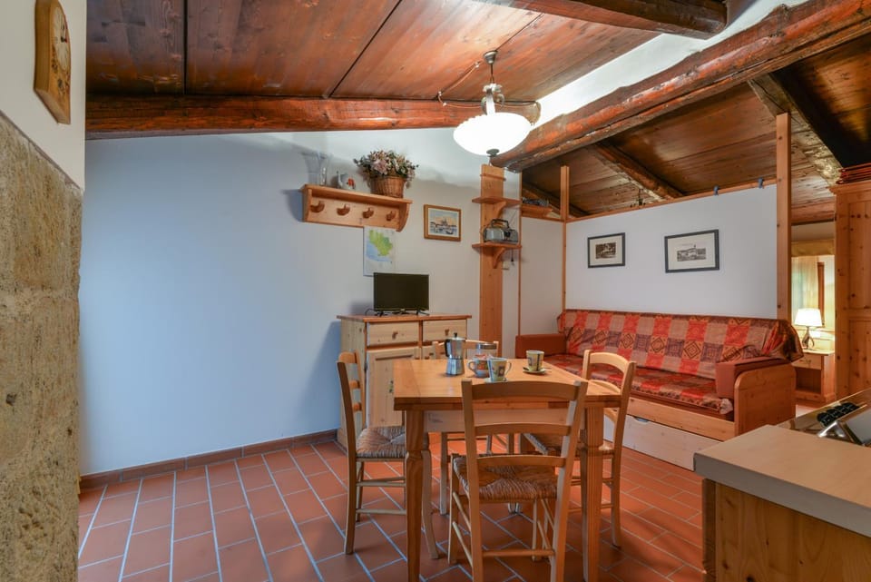 Communal lounge/ TV room, TV and multimedia, Living room, Dining area