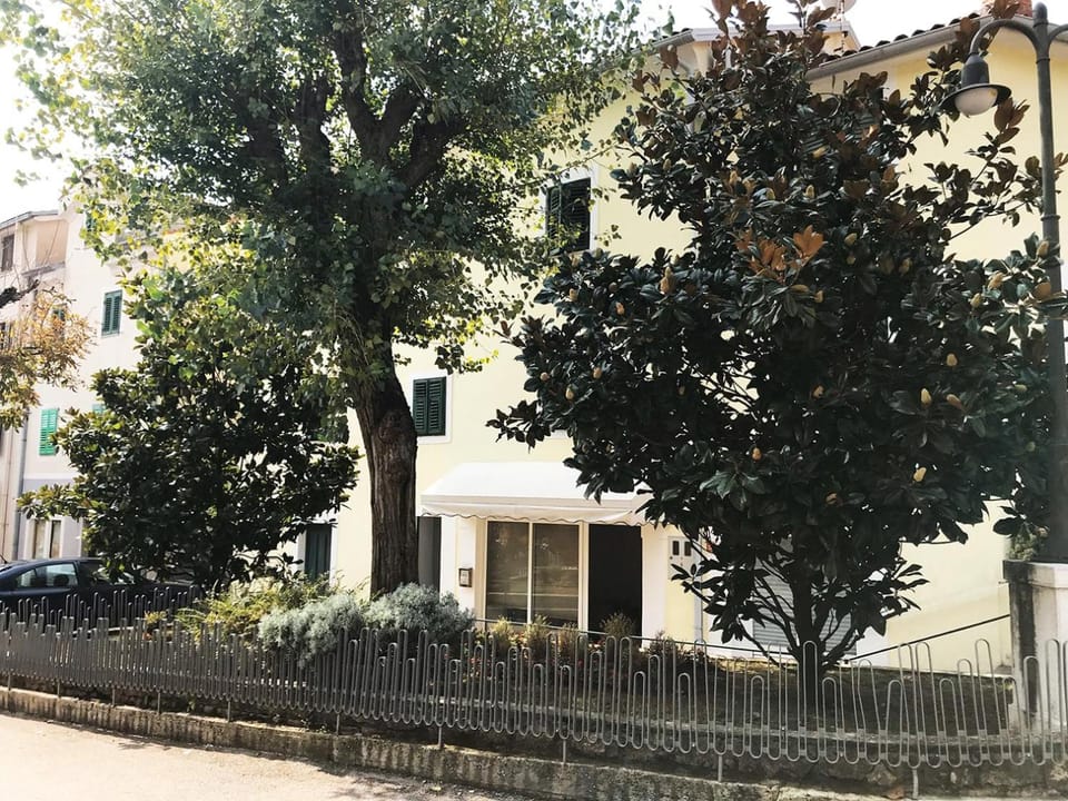 Property building, Facade/entrance, Day
