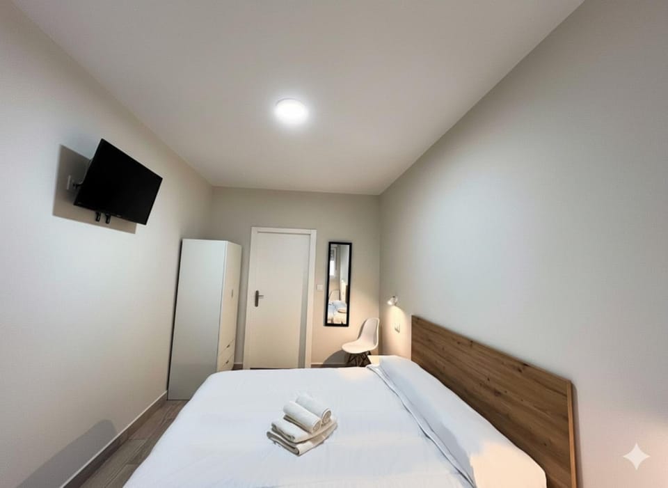 Bed, TV and multimedia, Photo of the whole room, Bedroom, towels, wardrobe