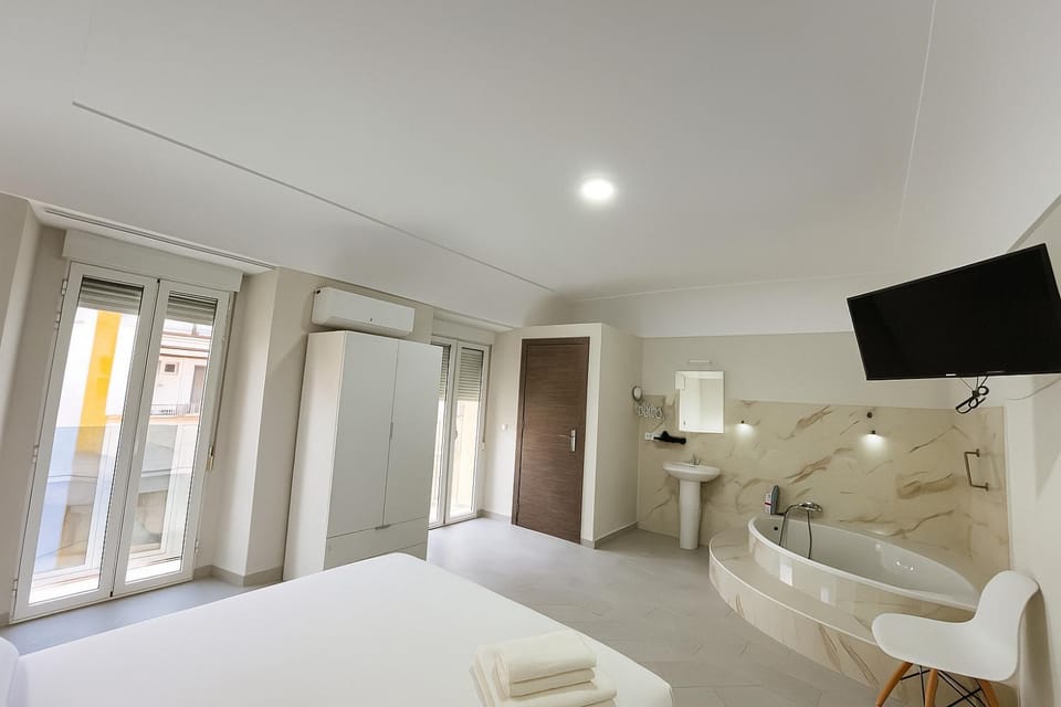 Bed, Bathroom, TV and multimedia, Photo of the whole room, Bedroom, towels
