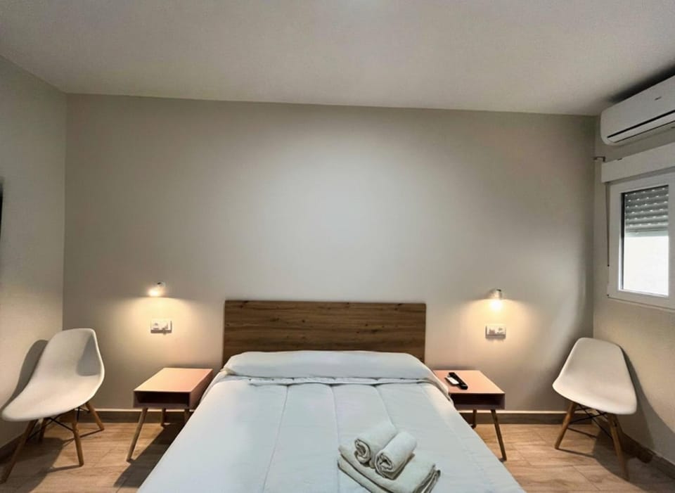 Bed, Photo of the whole room, Bedroom, air conditioner