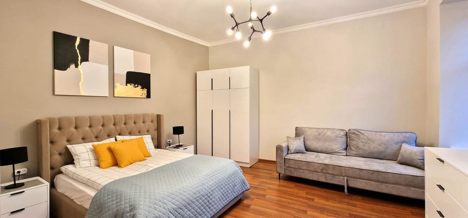 Bed, TV and multimedia, Seating area, Bedroom, wardrobe