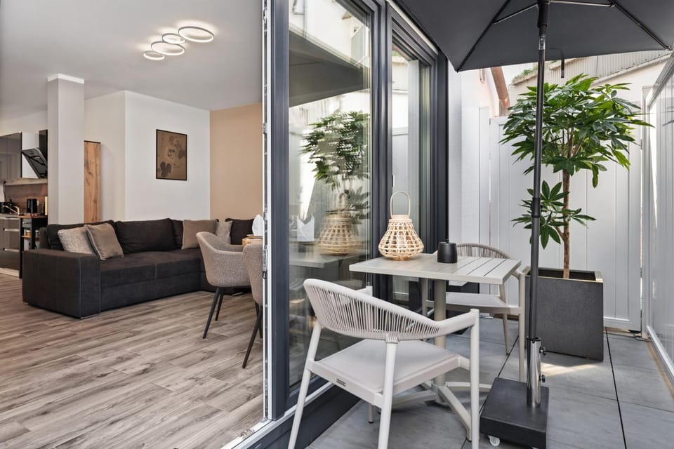 Balcony/Terrace, Balcony/Terrace, Living room, Seating area, Dining area