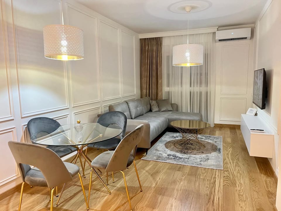 TV and multimedia, Living room, Seating area, Dining area, air conditioner