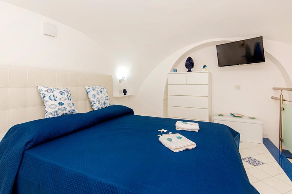 Bed, TV and multimedia, Bedroom