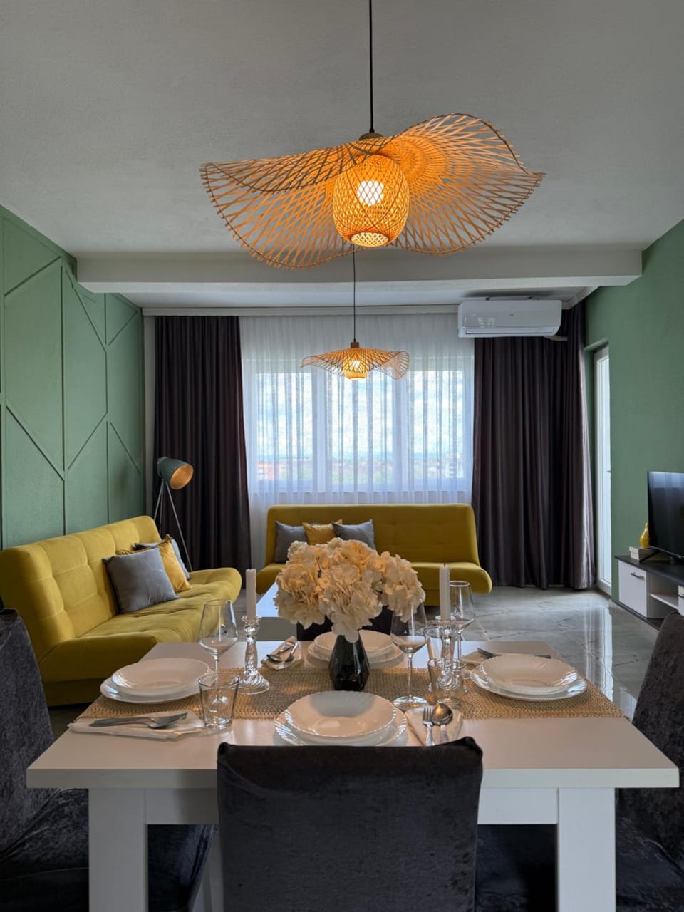 TV and multimedia, Living room, Seating area, Dining area