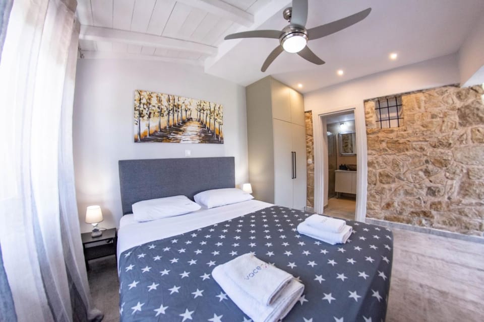 Bed, Photo of the whole room, Bedroom, fireplace, towels