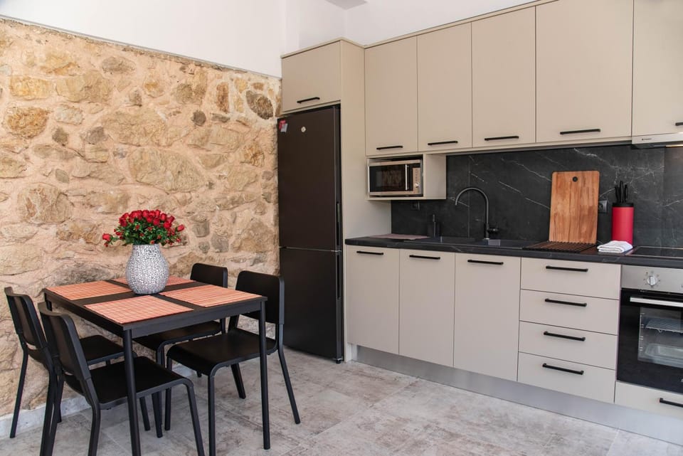 Coffee/tea facilities, Kitchen or kitchenette, Dining area, minibar, pet friendly, stove