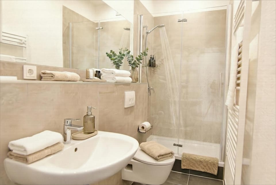 Shower, Toilet, Bathroom, towels