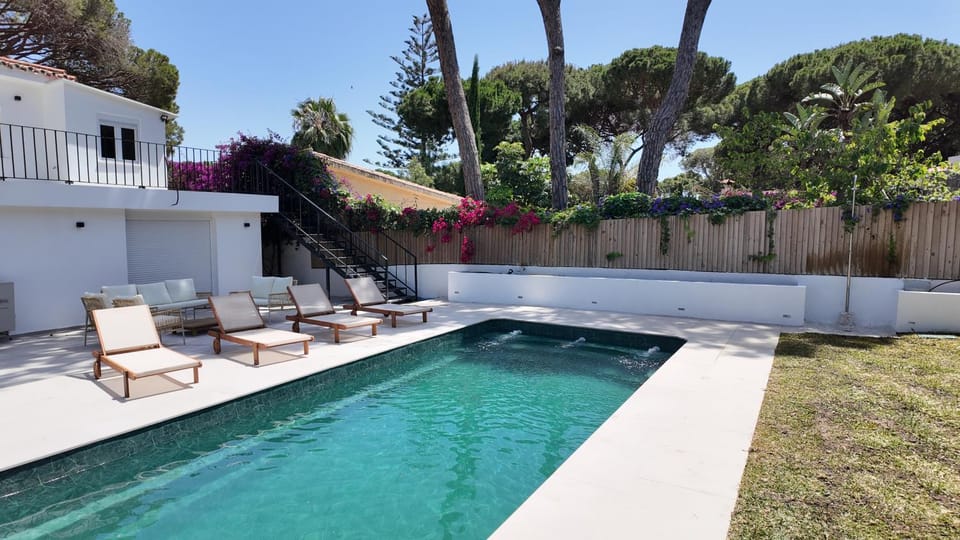 Swimming pool, sunbed