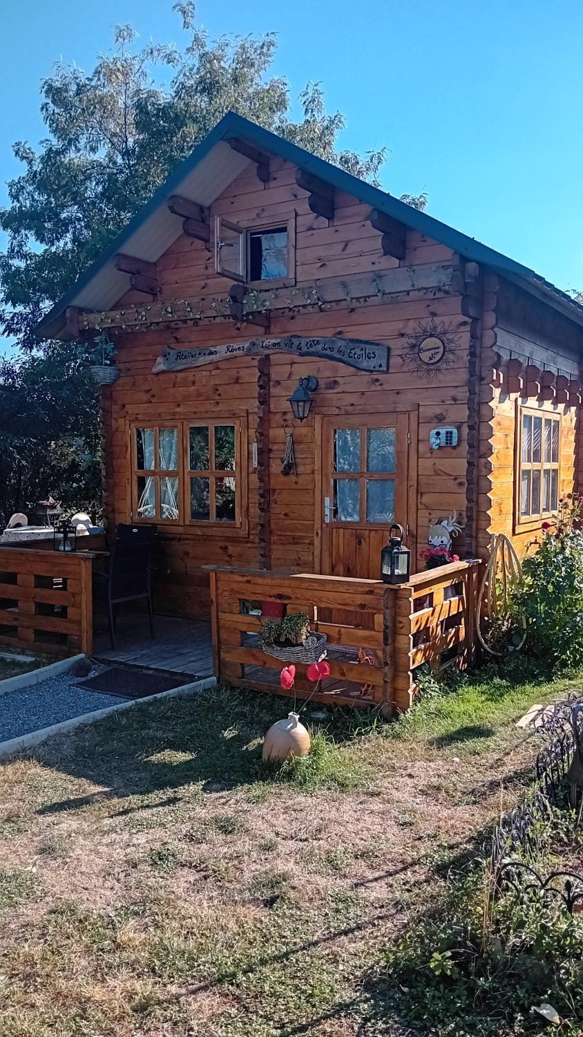 Agréable chalet en bois et son extérieur Chalet in Centre-Val de Loire