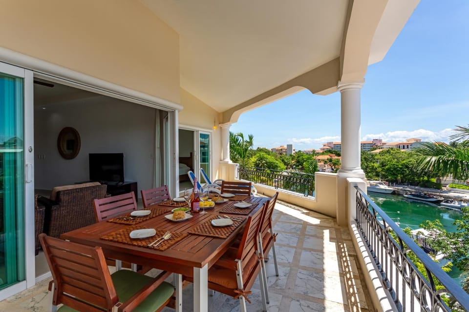 Communal lounge/ TV room, Natural landscape, View (from property/room), Balcony/Terrace, Pool view, sunbed