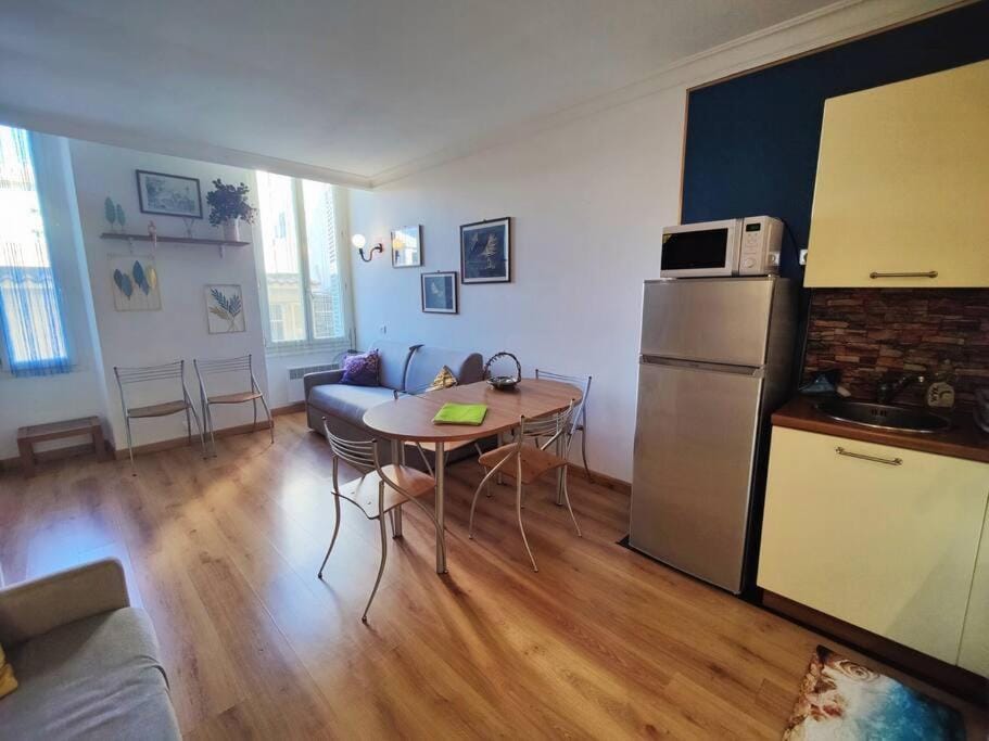 Kitchen or kitchenette, Living room, Seating area, Dining area, minibar