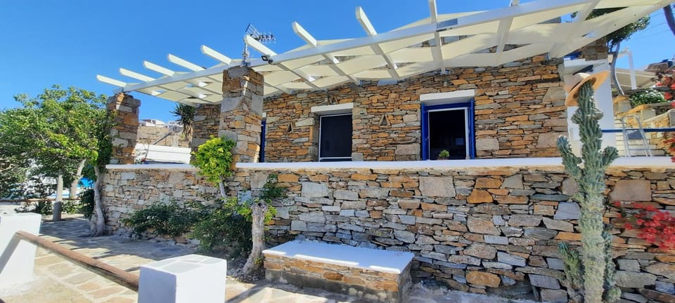 Cycladic House KRIOS with a Pool and 2min from the beach House in Kea-Kythnos