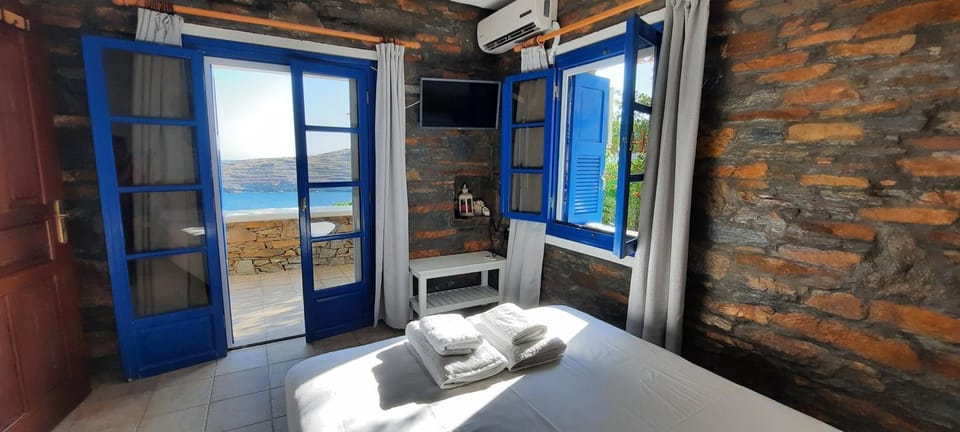 Cycladic House KRIOS with a Pool and 2min from the beach House in Kea-Kythnos