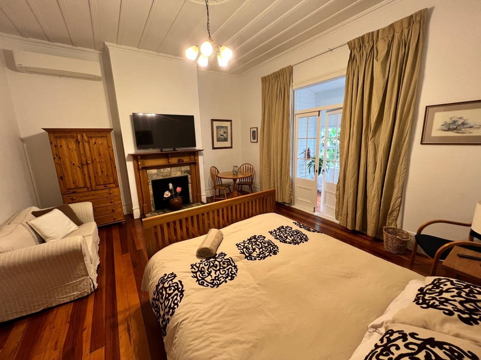 Bed, TV and multimedia, Living room, Photo of the whole room, Seating area, Bedroom