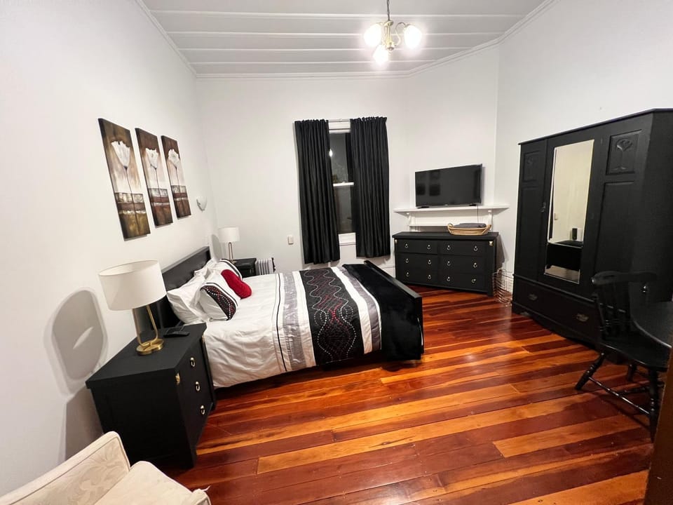 Bed, TV and multimedia, Photo of the whole room, Seating area, Evening entertainment, Bedroom, wardrobe