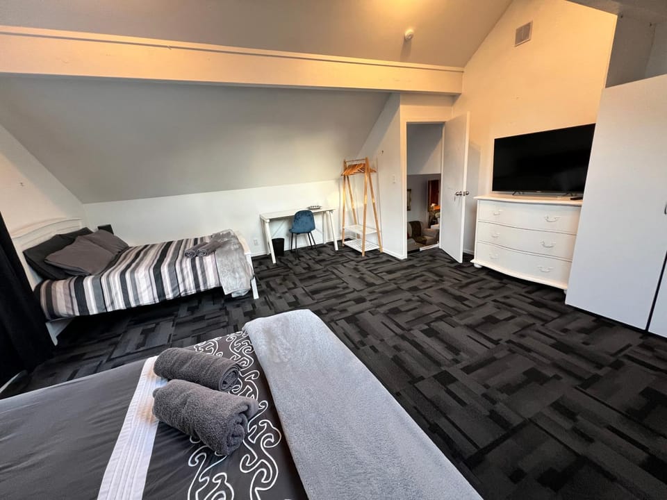 Communal lounge/ TV room, Bed, TV and multimedia, Living room, Photo of the whole room, Seating area, Evening entertainment, Bedroom