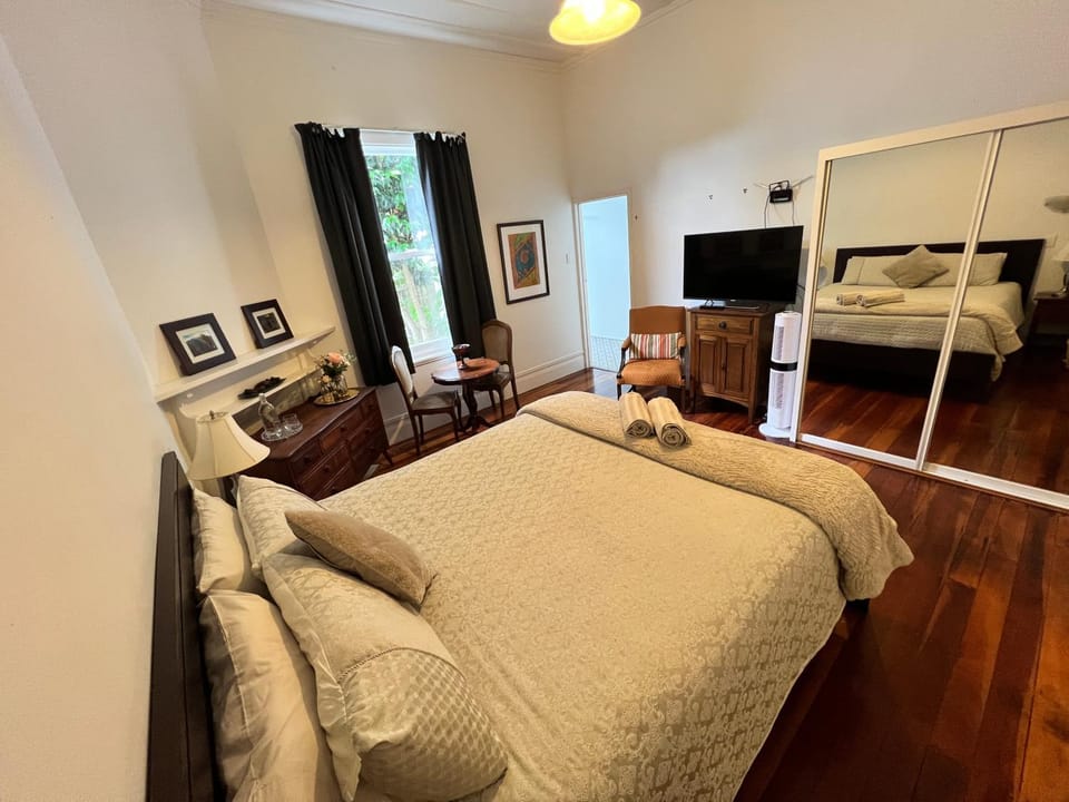 Bed, TV and multimedia, Photo of the whole room, Bedroom