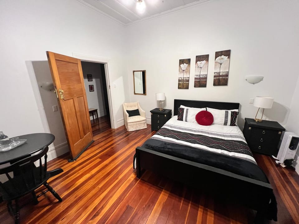 Bed, TV and multimedia, Living room, Photo of the whole room, Bedroom, wardrobe