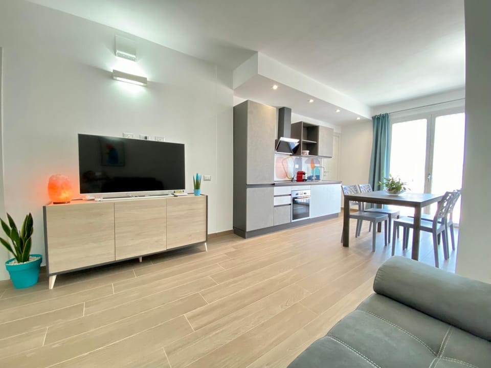TV and multimedia, Kitchen or kitchenette, Living room, Seating area