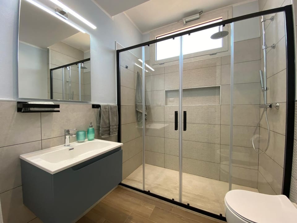 Shower, Toilet, Bathroom, towels