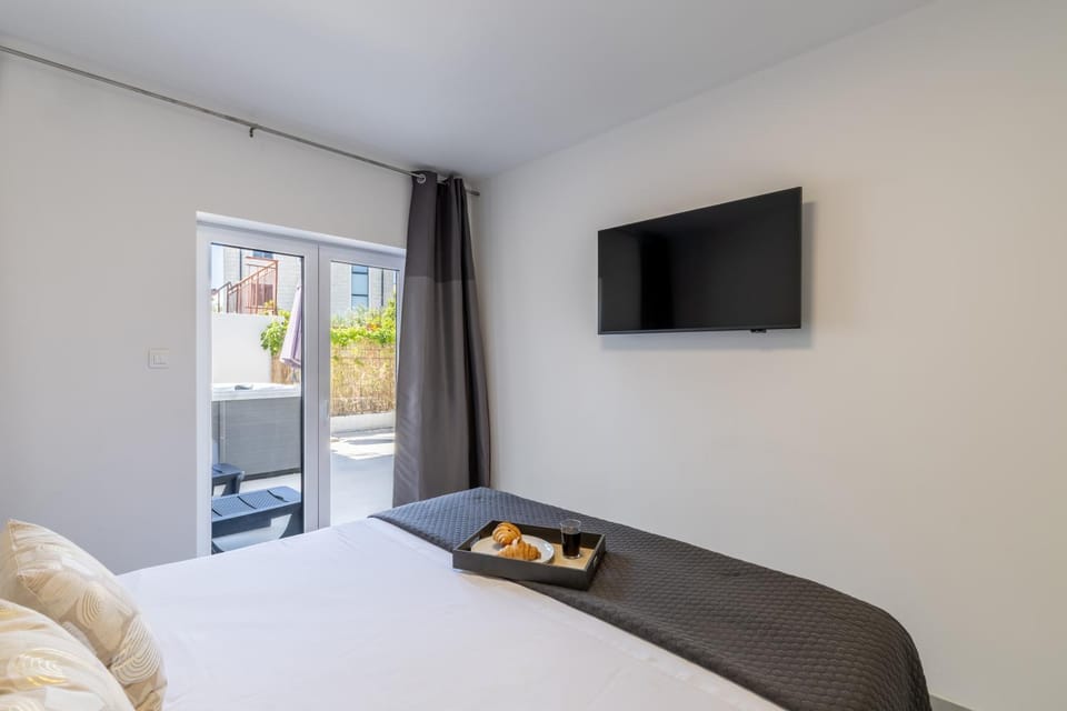 Bed, TV and multimedia, Photo of the whole room, Bedroom