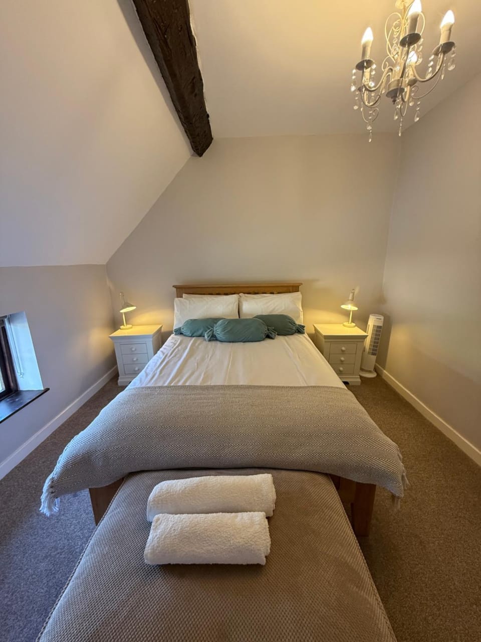Bewdley River Cottage - Free private gated parking for 2 cars - River front location House in Bewdley