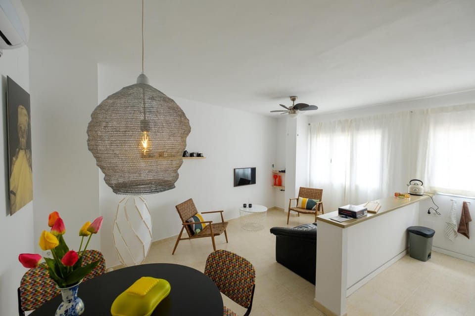 TV and multimedia, Living room, Seating area, Dining area, fireplace, hair dresser