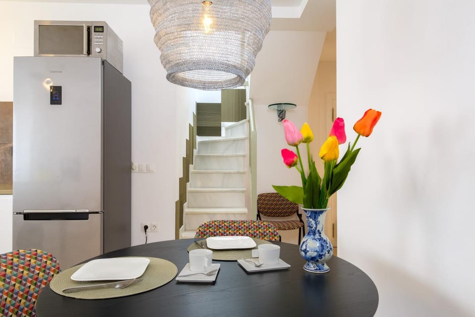 Kitchen or kitchenette, Dining area, minibar