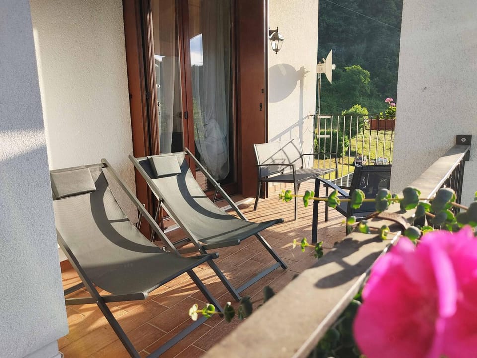 Patio, Spring, Day, Summer, Garden, View (from property/room), Balcony/Terrace, Living room, Seating area, Garden view, sunbed