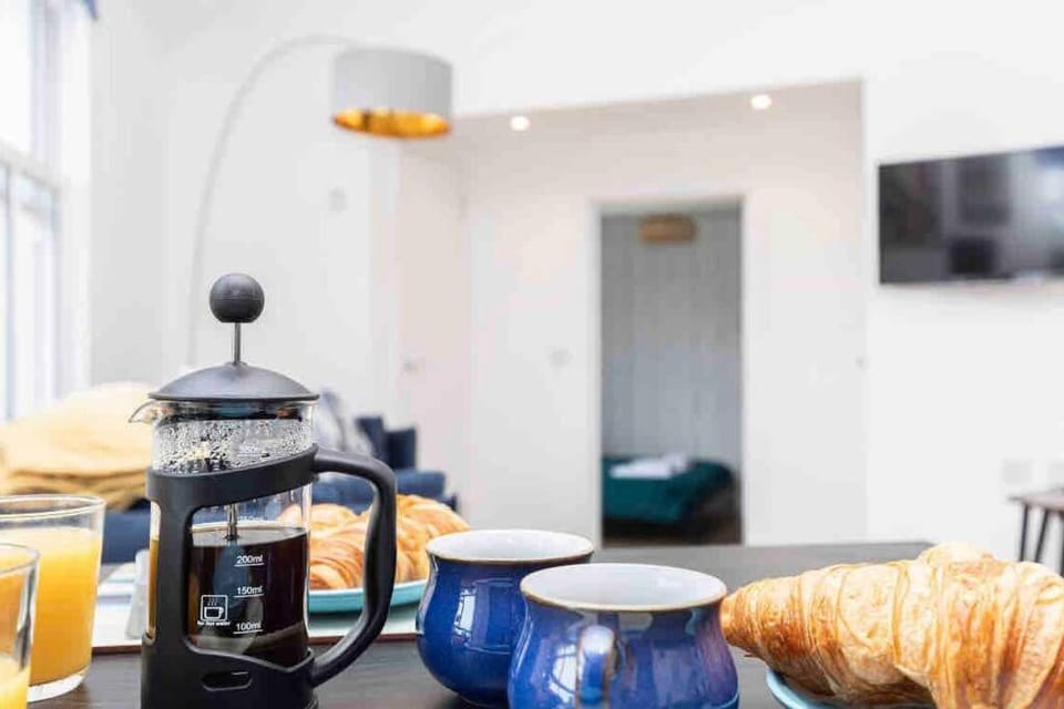 Sleeps 6 The Lovely Lymington Lock off Apartment in Lymington