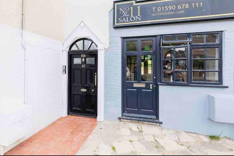 Sleeps 6 The Lovely Lymington Lock off Apartment in Lymington