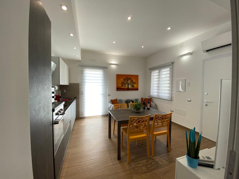 Kitchen or kitchenette, Living room, Seating area, Dining area