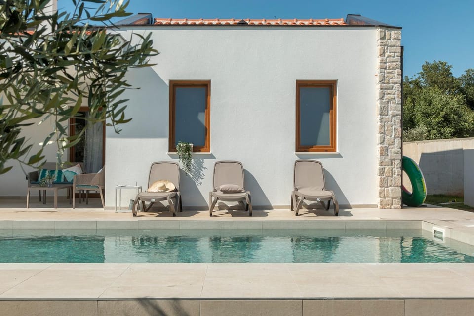 Swimming pool, sunbed