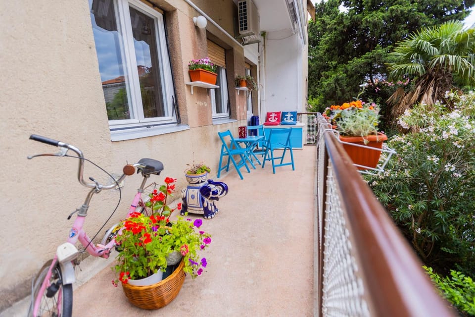 Property building, Spring, Day, Garden, View (from property/room), Balcony/Terrace, Garden view