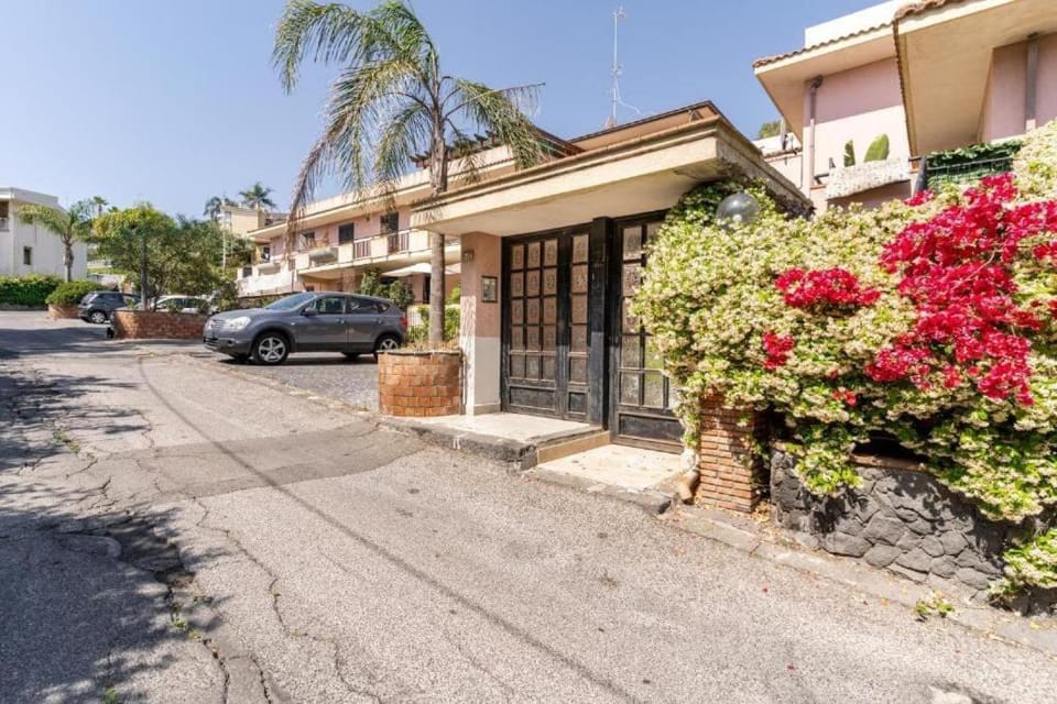 Property building, Day, Neighbourhood, Street view, Location, Parking