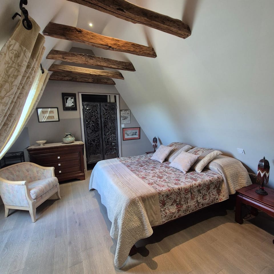 Photo of the whole room, Bedroom