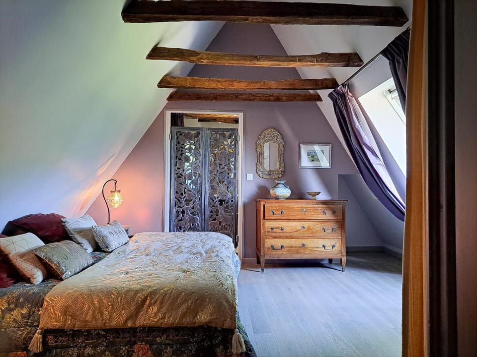 Photo of the whole room, Bedroom