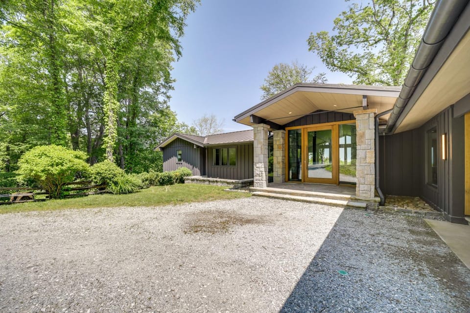 Luxurious Mountain Retreat w/ Long Range Views! House in Tennessee