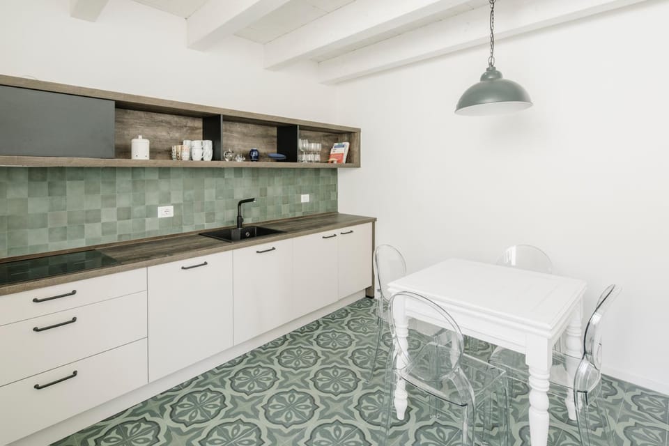 Coffee/tea facilities, Dining area, Lunch, microwave, stove, kitchen