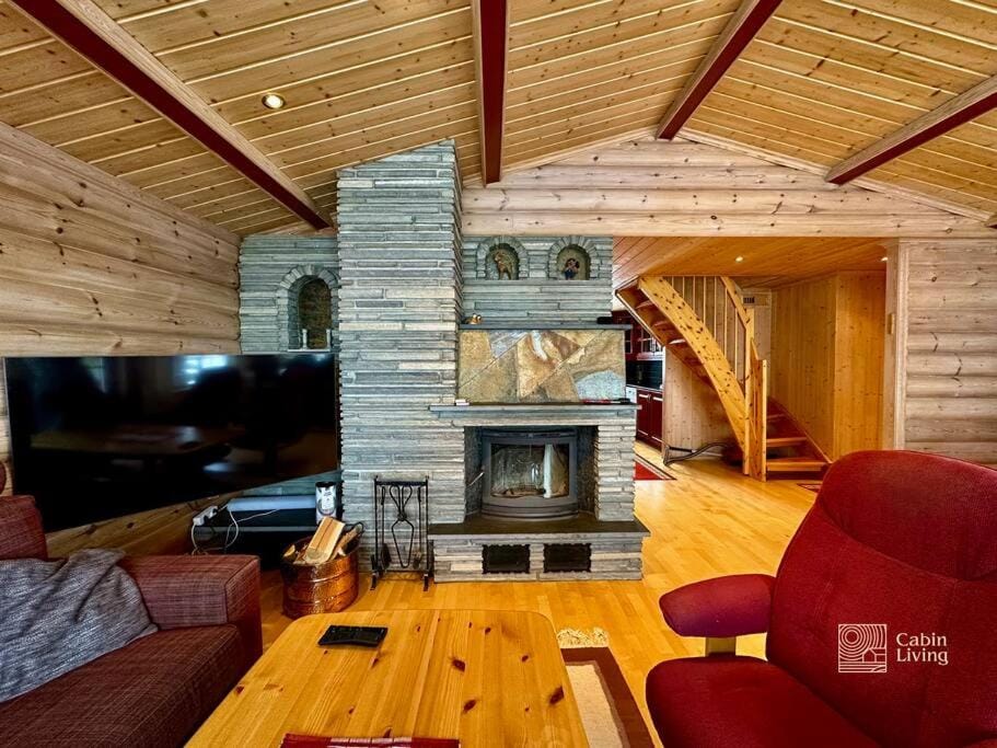 Large cabin with Sjusjøens best view, sauna and ski in out Cabin in Innlandet