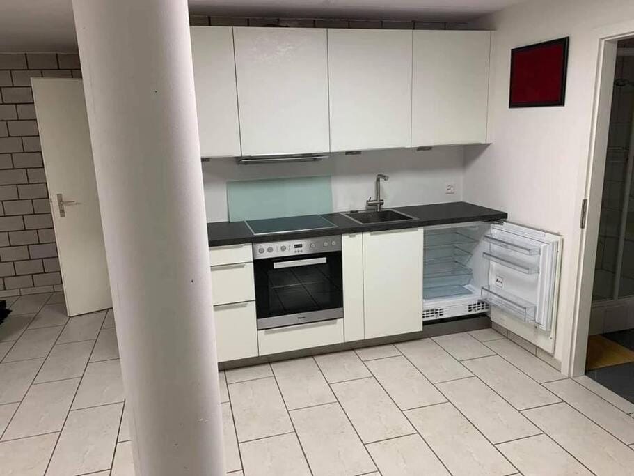 Kitchen or kitchenette, minibar, stove