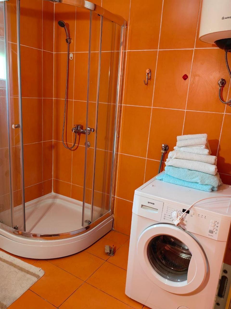 Shower, Toilet, Bathroom, washing machine