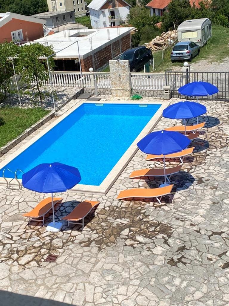 Swimming pool, Parking