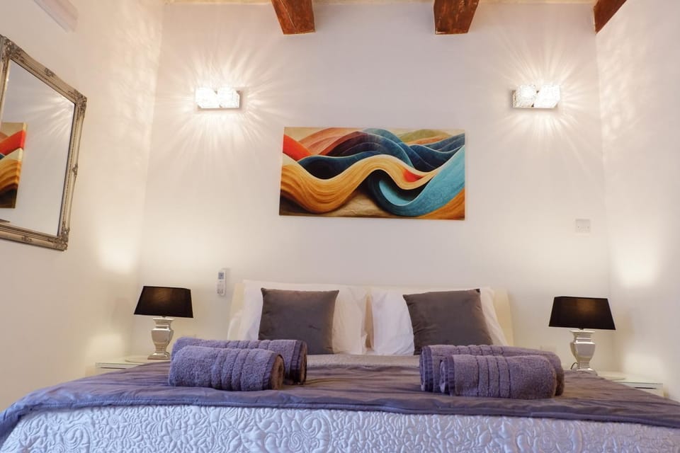 Bed, Decorative detail, Bedroom, towels